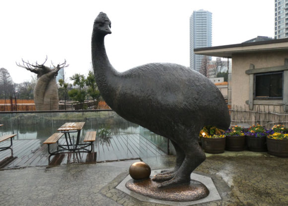 上野動物園にある史上最重量の巨鳥、エピオルニスの復元模型